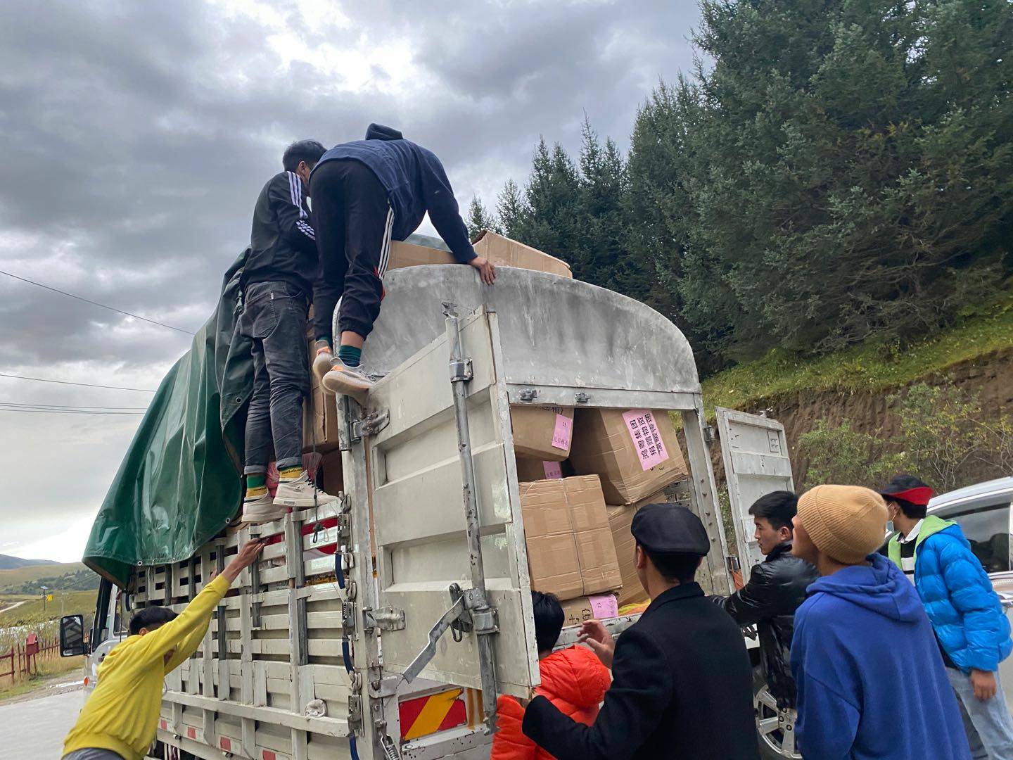 乐动平台-乐动(中国)一站式服务平台公益回顾丨家国同欢月同圆 温暖满载甘孜州(图5)
