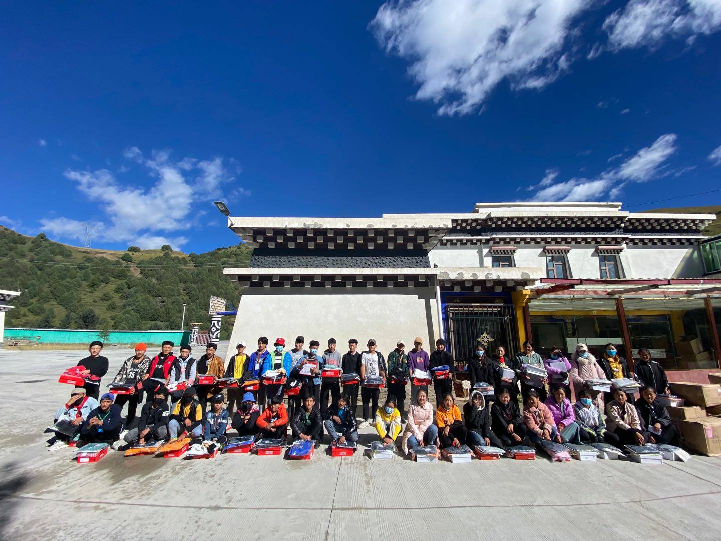 乐动平台-乐动(中国)一站式服务平台公益回顾丨家国同欢月同圆 温暖满载甘孜州(图8)