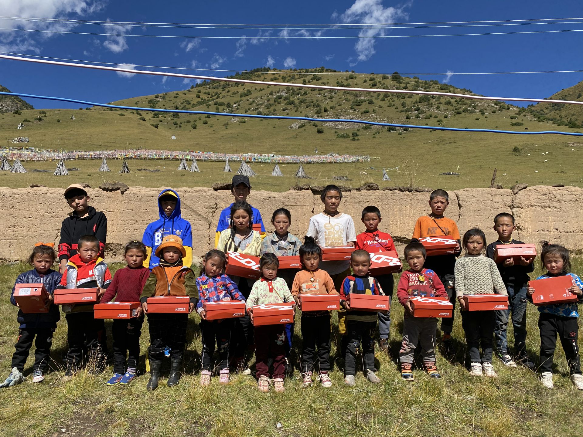 乐动平台-乐动(中国)一站式服务平台公益回顾丨家国同欢月同圆 温暖满载甘孜州(图13)